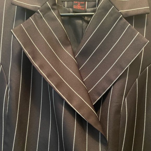 Cropped pinstriped blazer - Picture 3 of 5